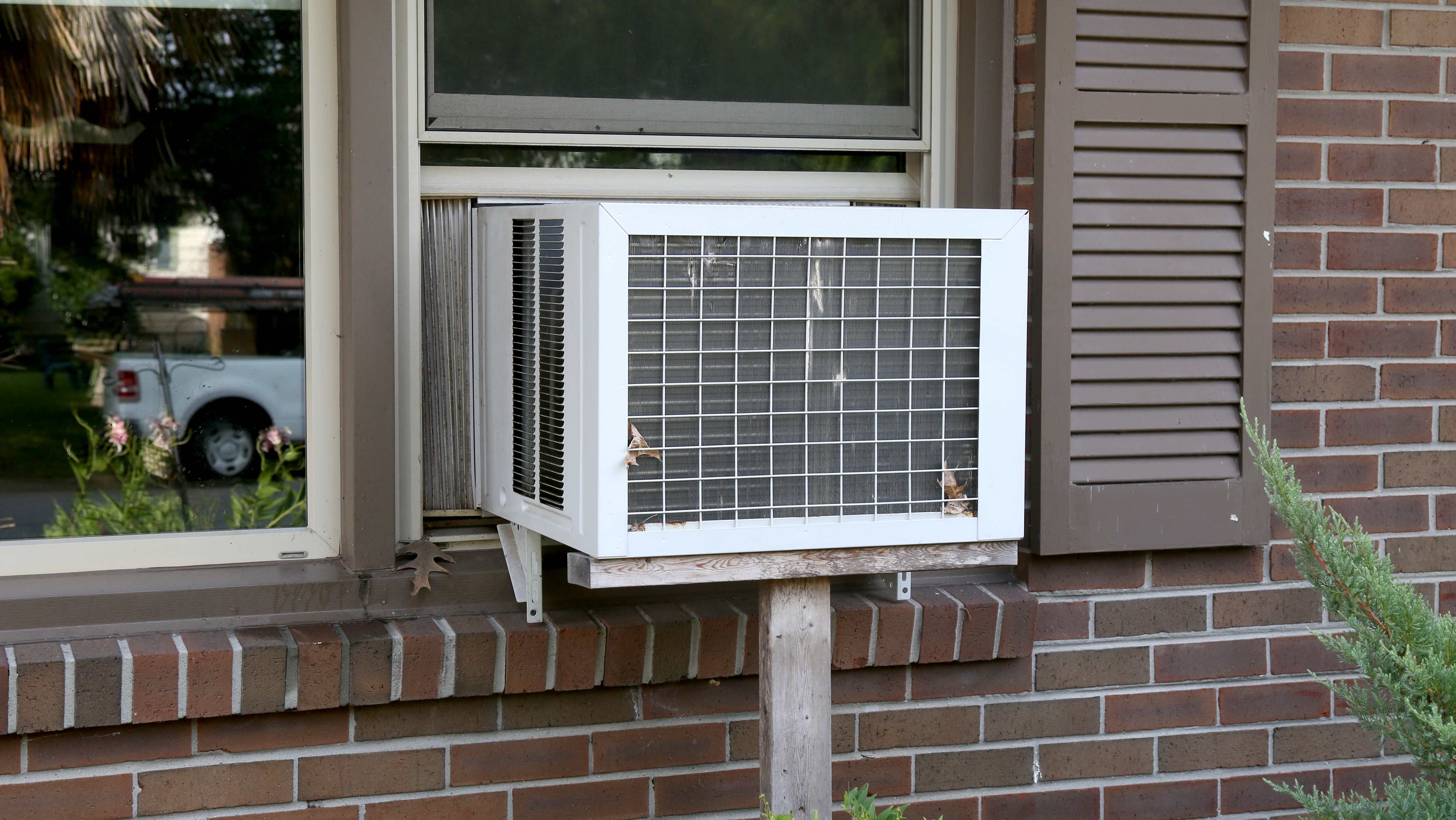 Air conditioner unit installed in the window