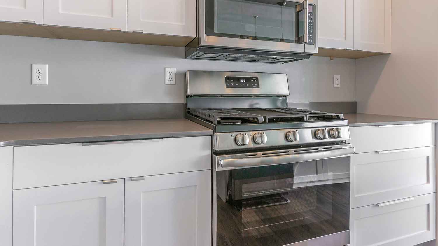 Dual-fuel stove installed in a new kitchen