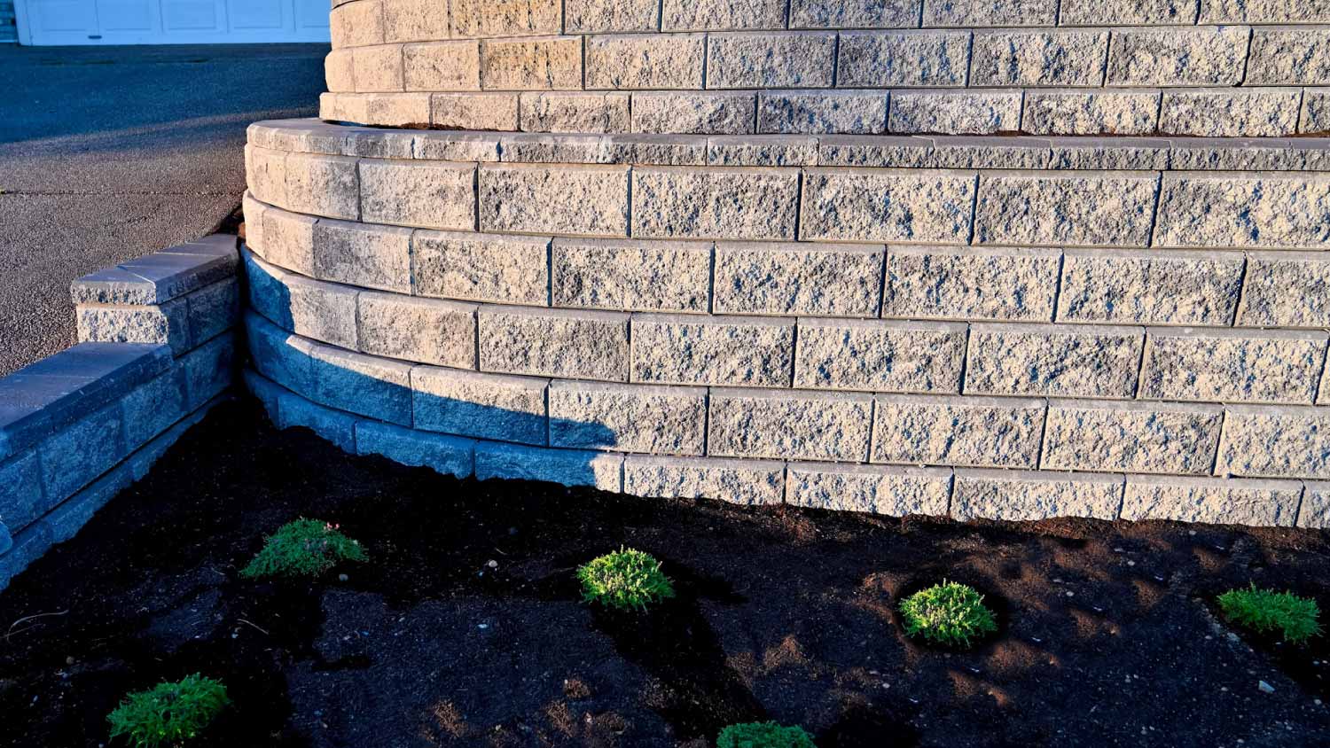 Anchored  retaining wall