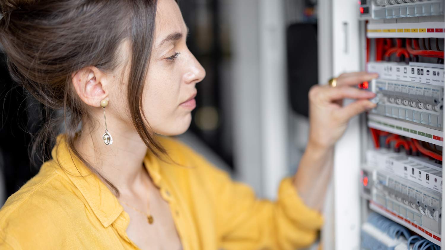 woman having electricity trouble at home