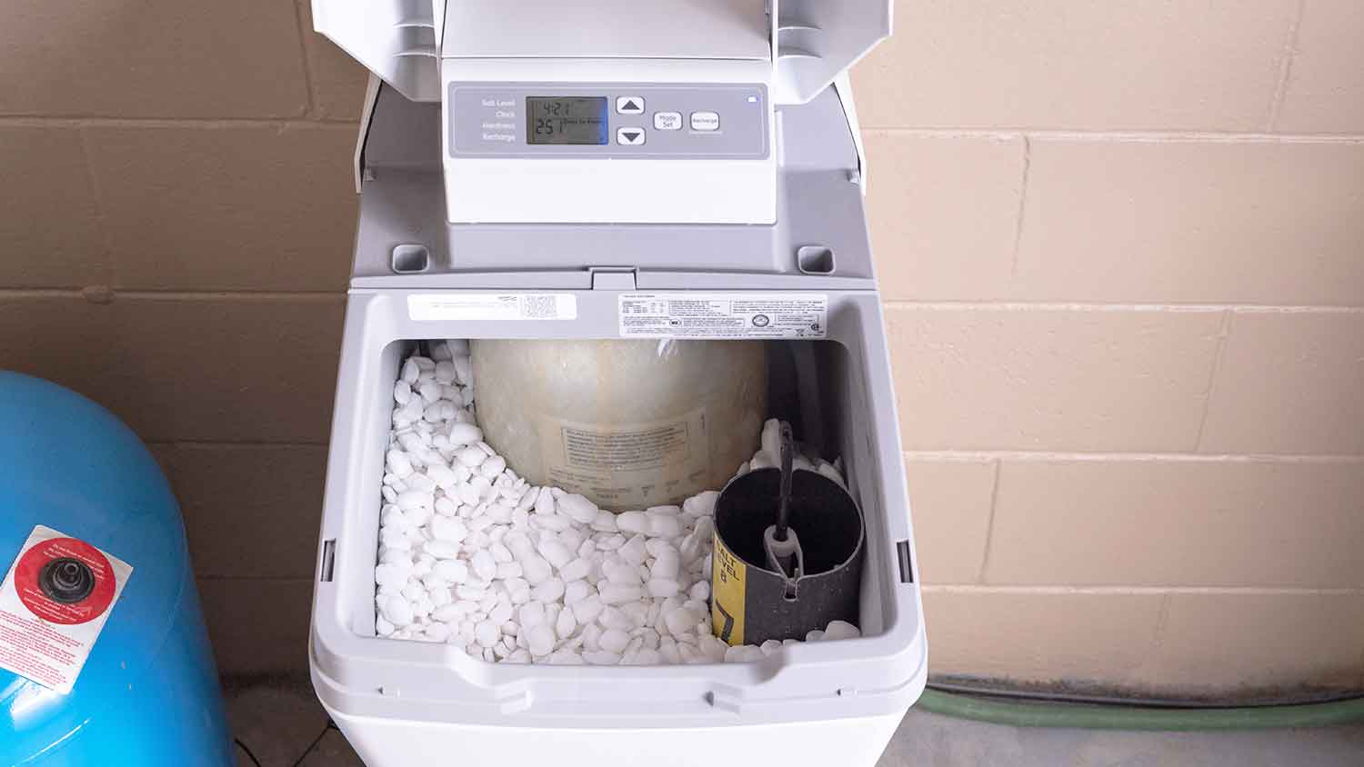 Water softener with salt pellets in the tank