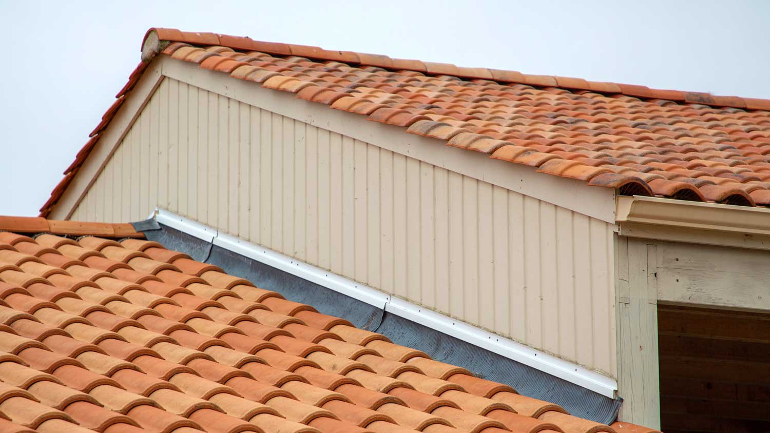 cover flashing roof of house