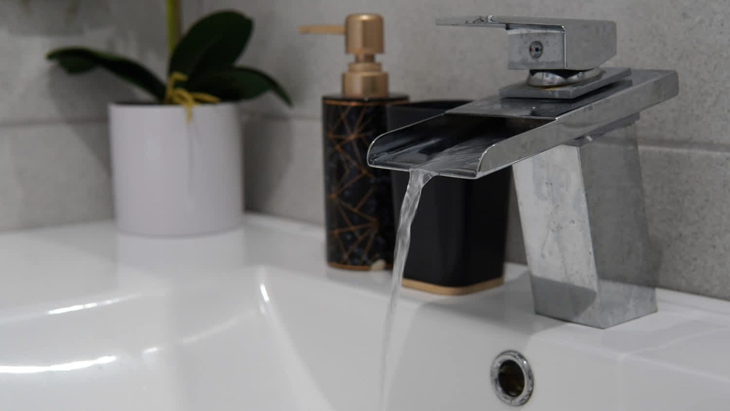 Waterfall sink faucet
