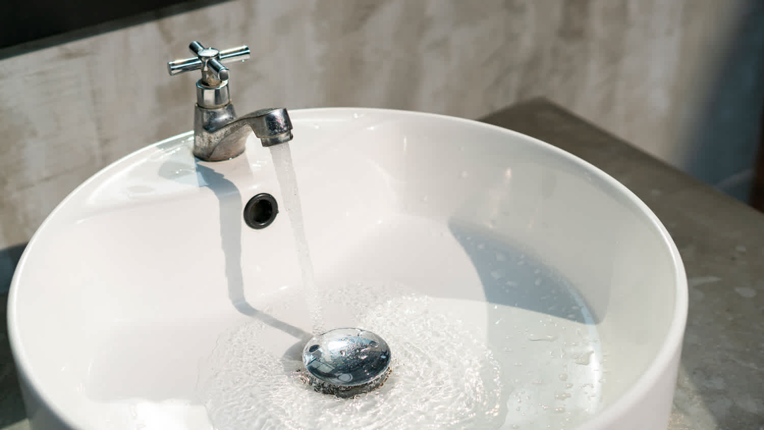 Circular sink, running water