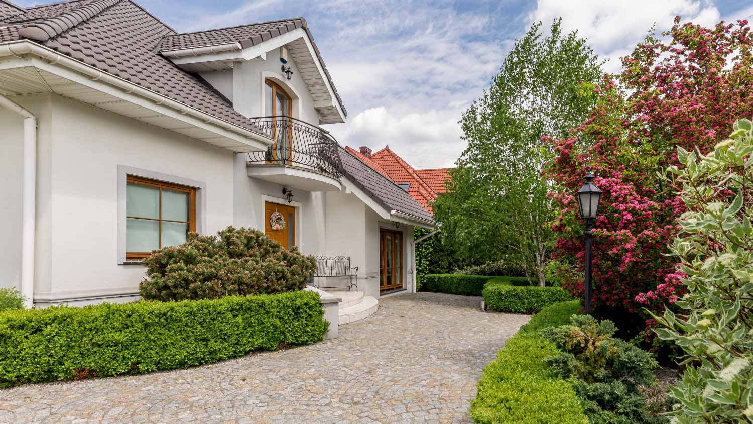 Driveway to house with garden