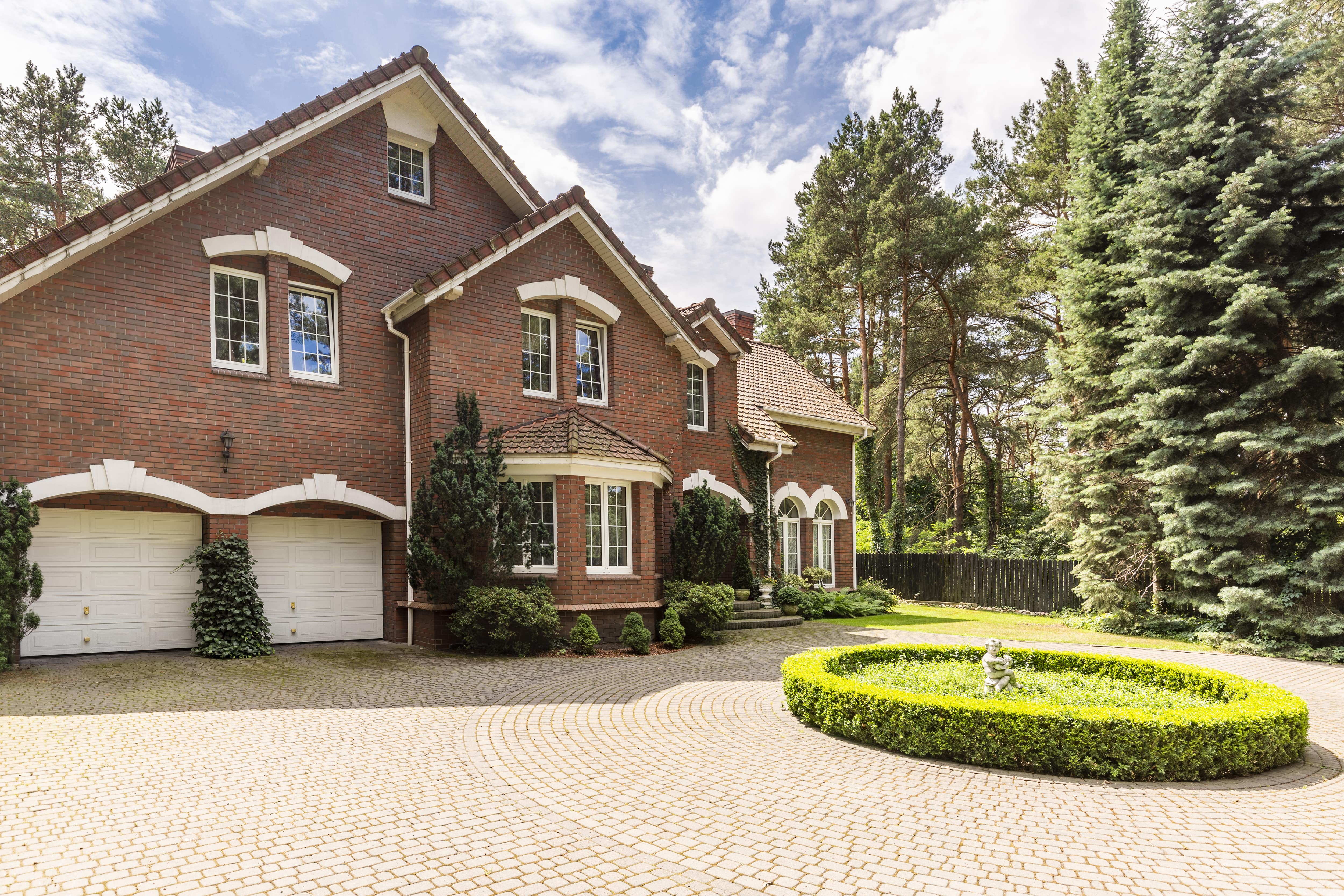 Home with a cobblestone driveway