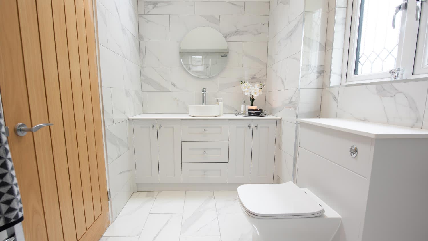 A bathroom with a toilet and a vanity