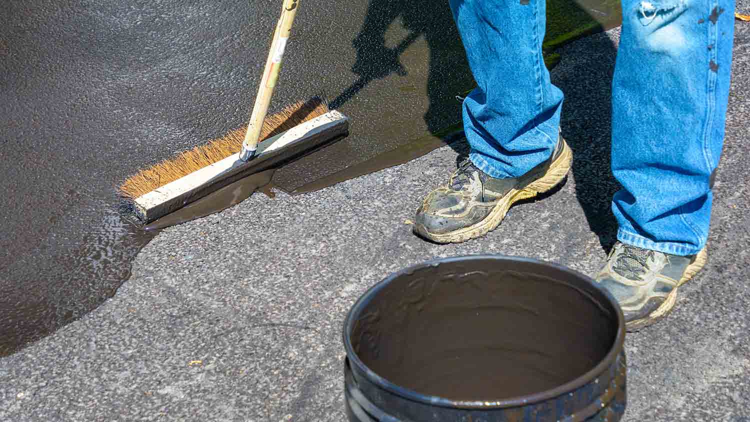 professional sealing concrete driveway