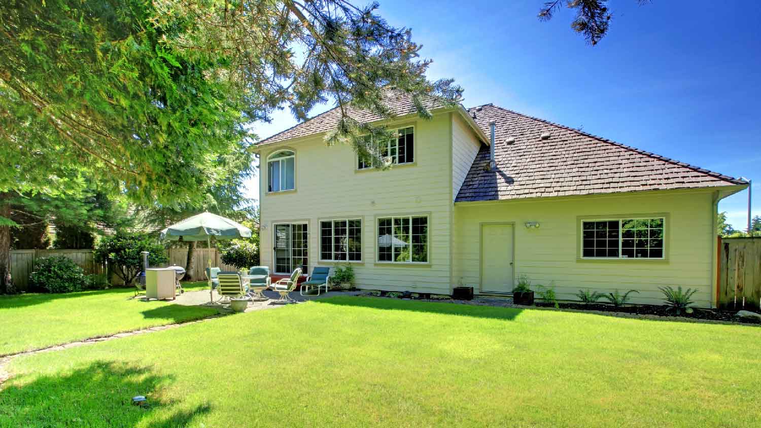 A big lawn backyard of a house