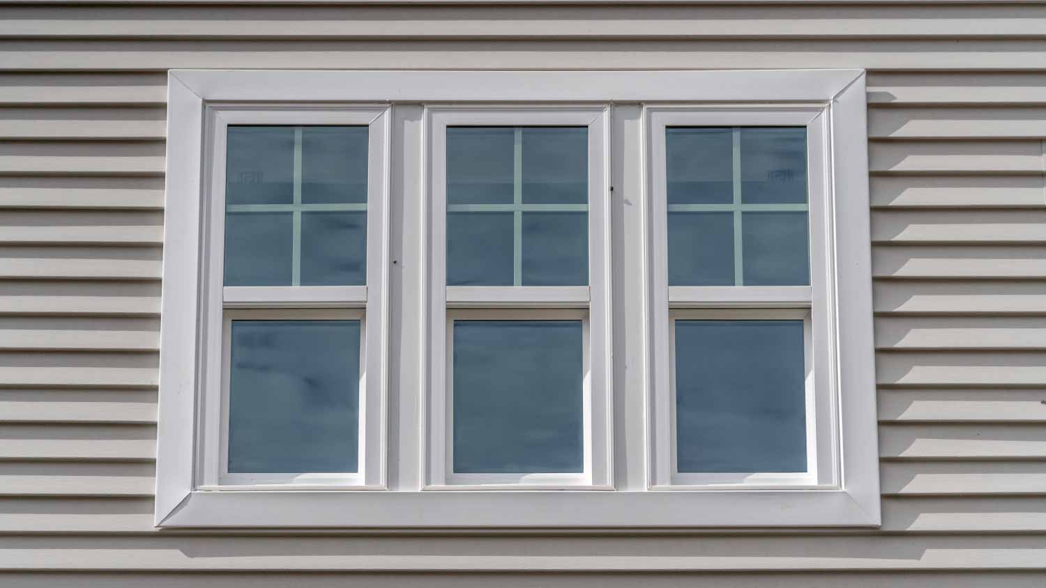 Triple hung window