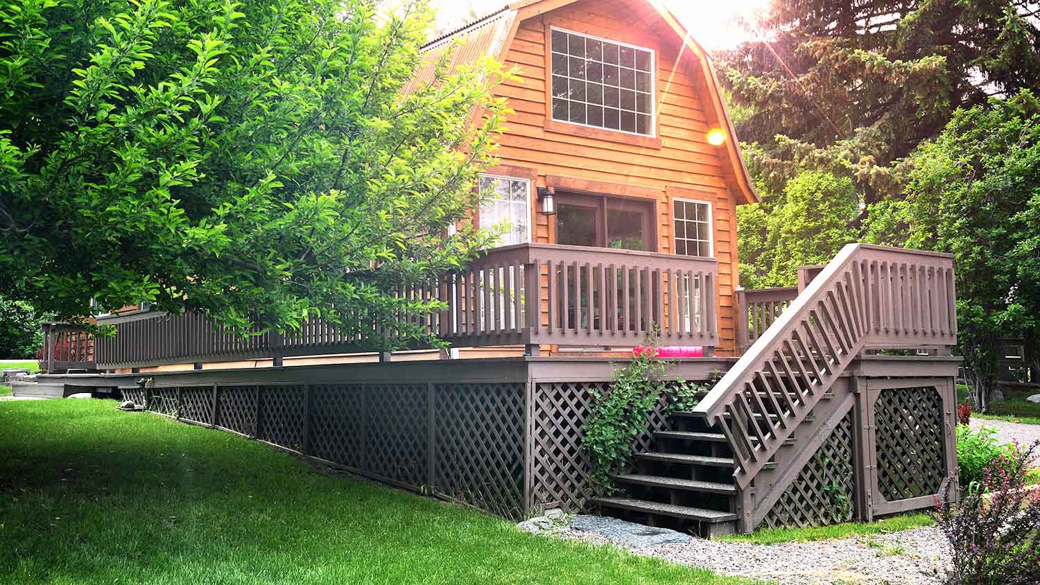 Lattice skirt installed on a large deck