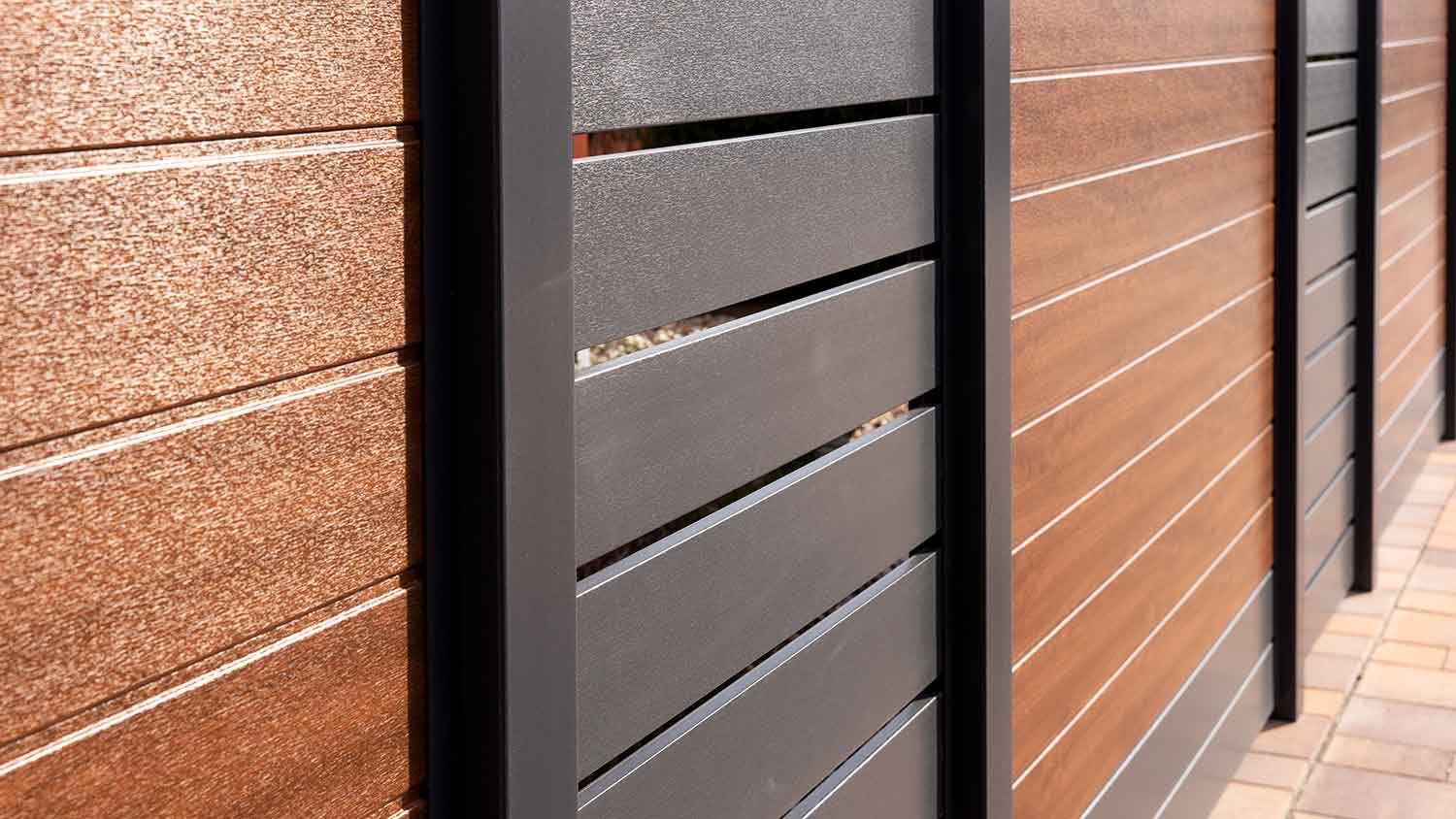 Composite fence mimics wood and aluminum