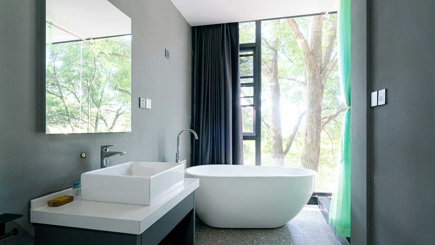 Modern vacation home bathroom with bathtub