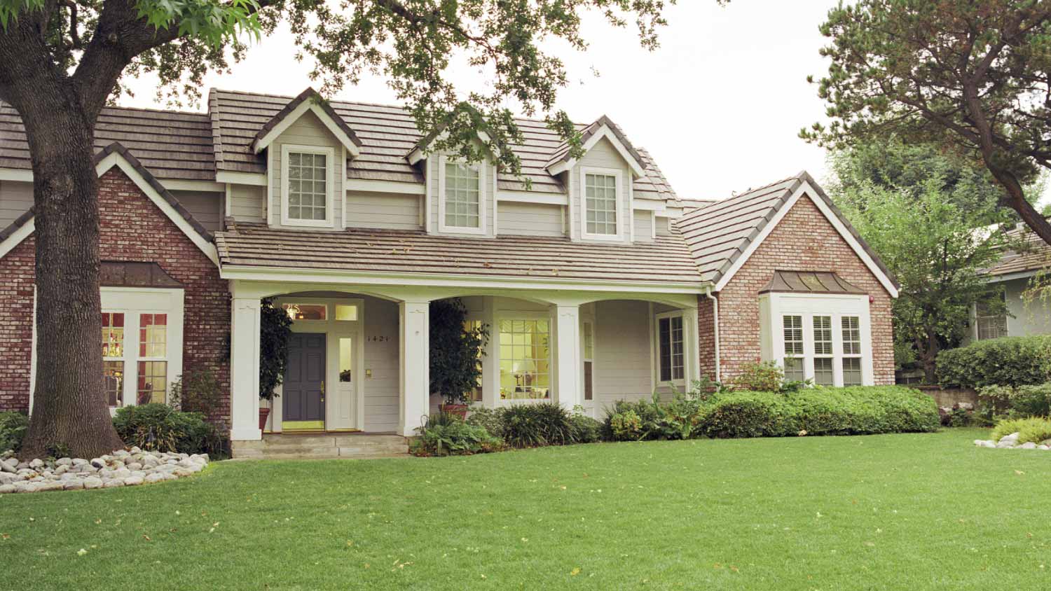 House with front lawn