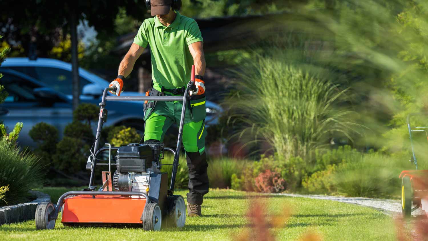 Worker with scarifier machine