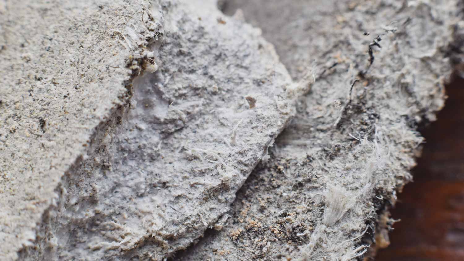 Roof covering material with asbestos fiber