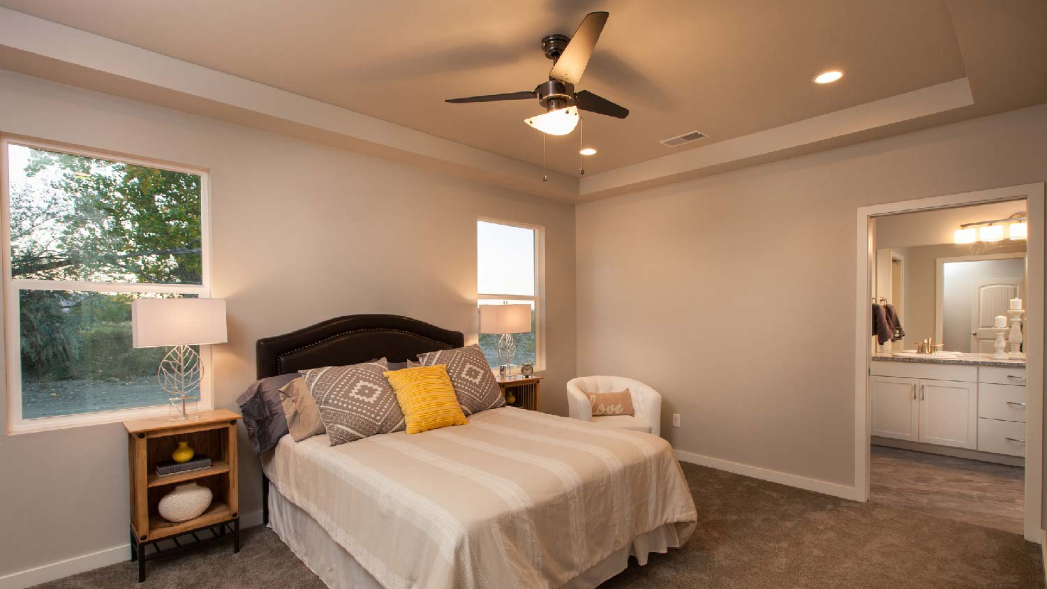 A bedroom with a ceiling fan