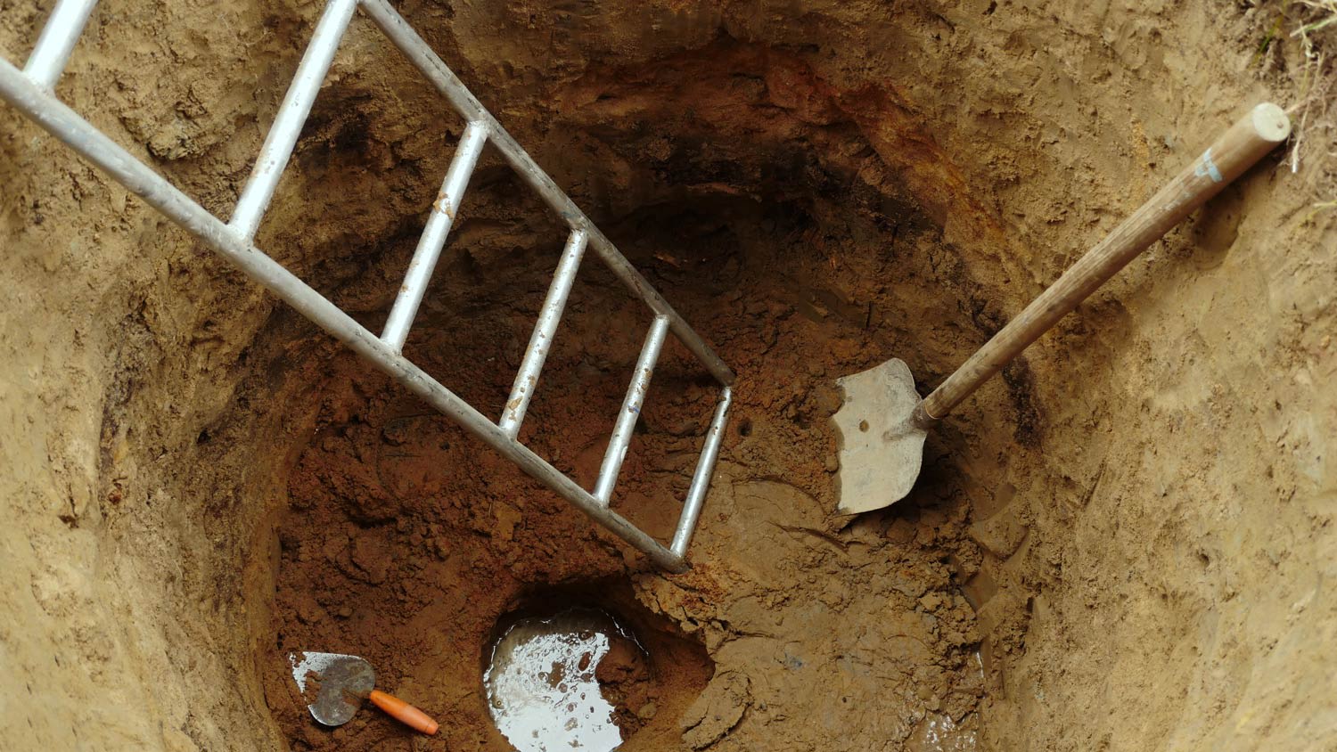 Water well with hand construction tool