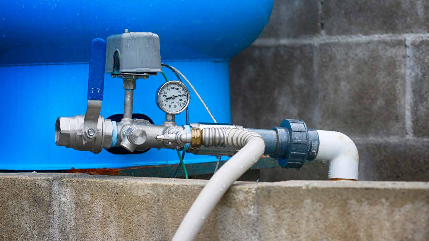 Water pressure gauge and storage tank