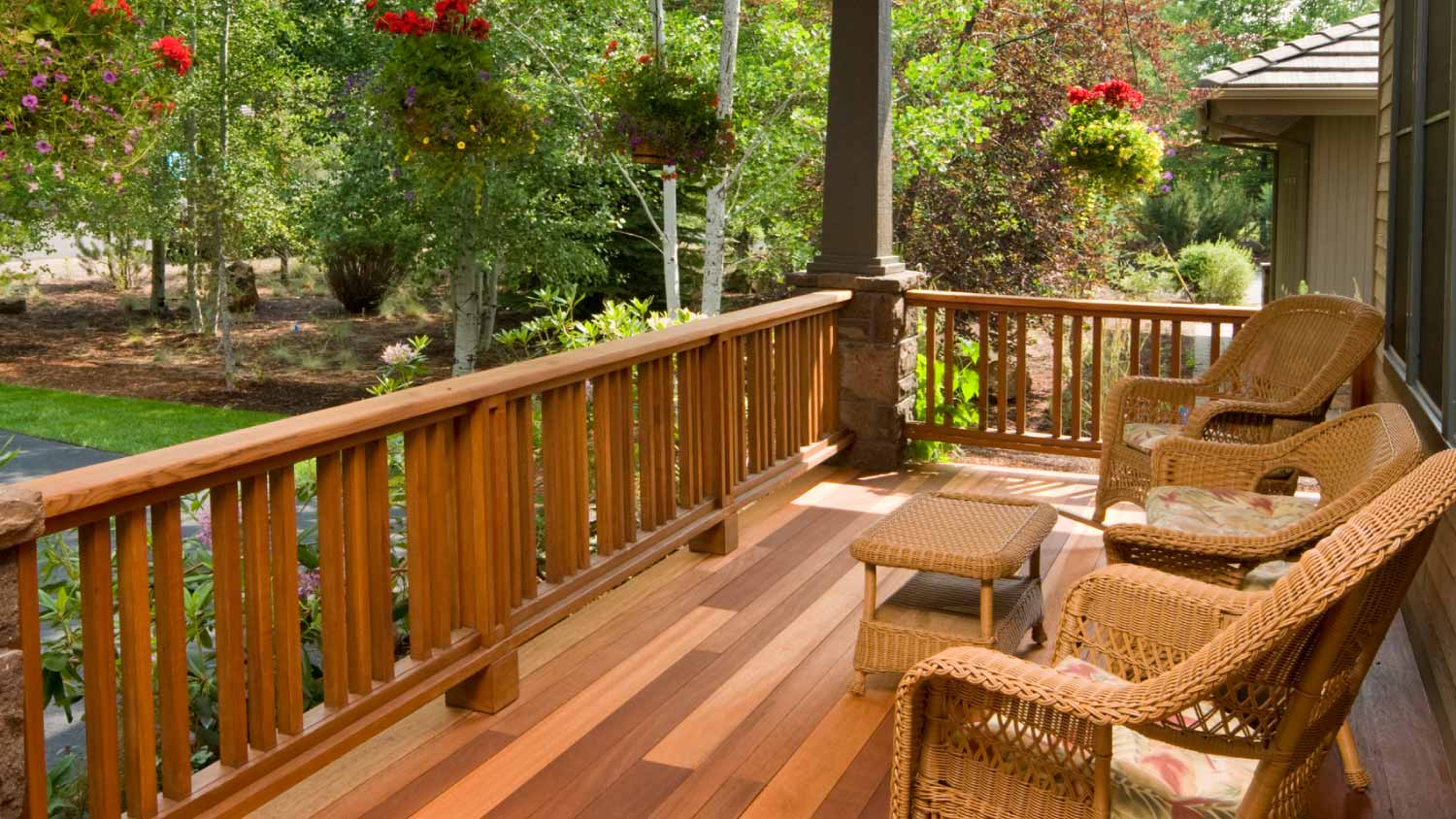 Front deck with wicker chairs