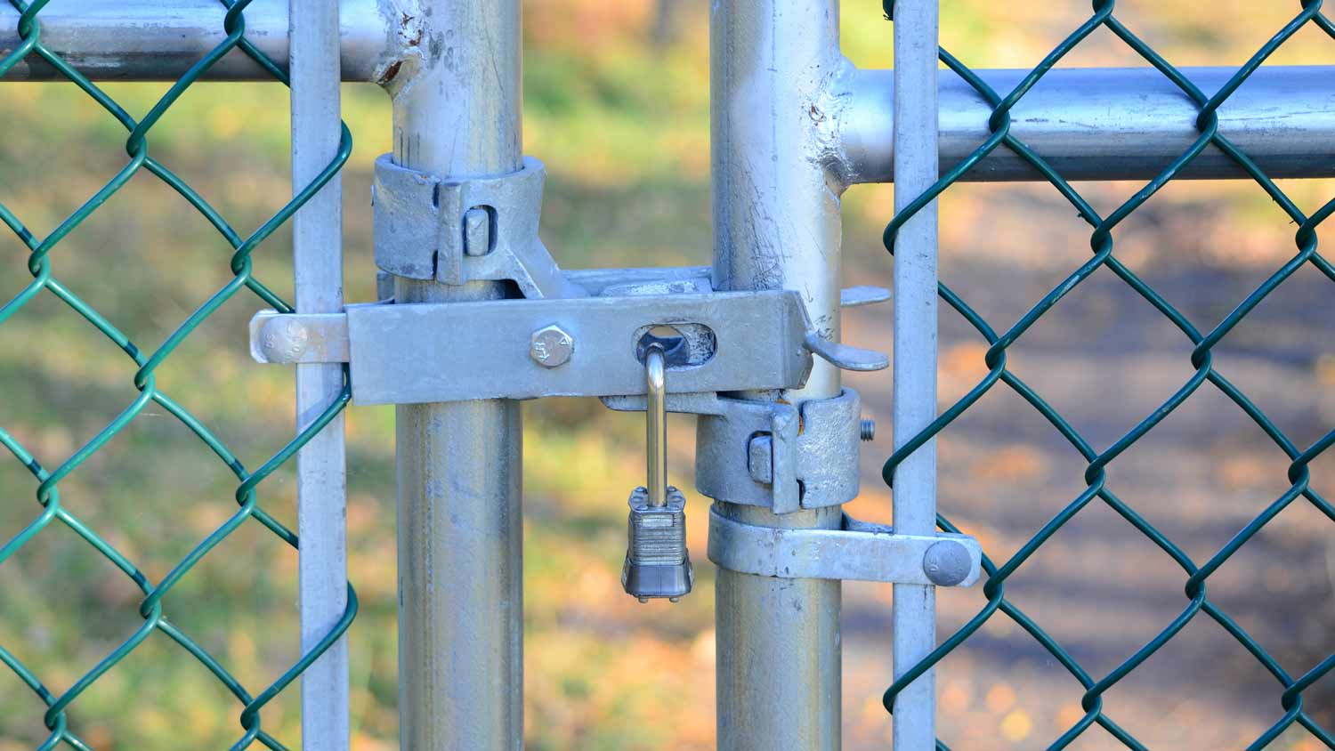 chain link fence with butterfly latch