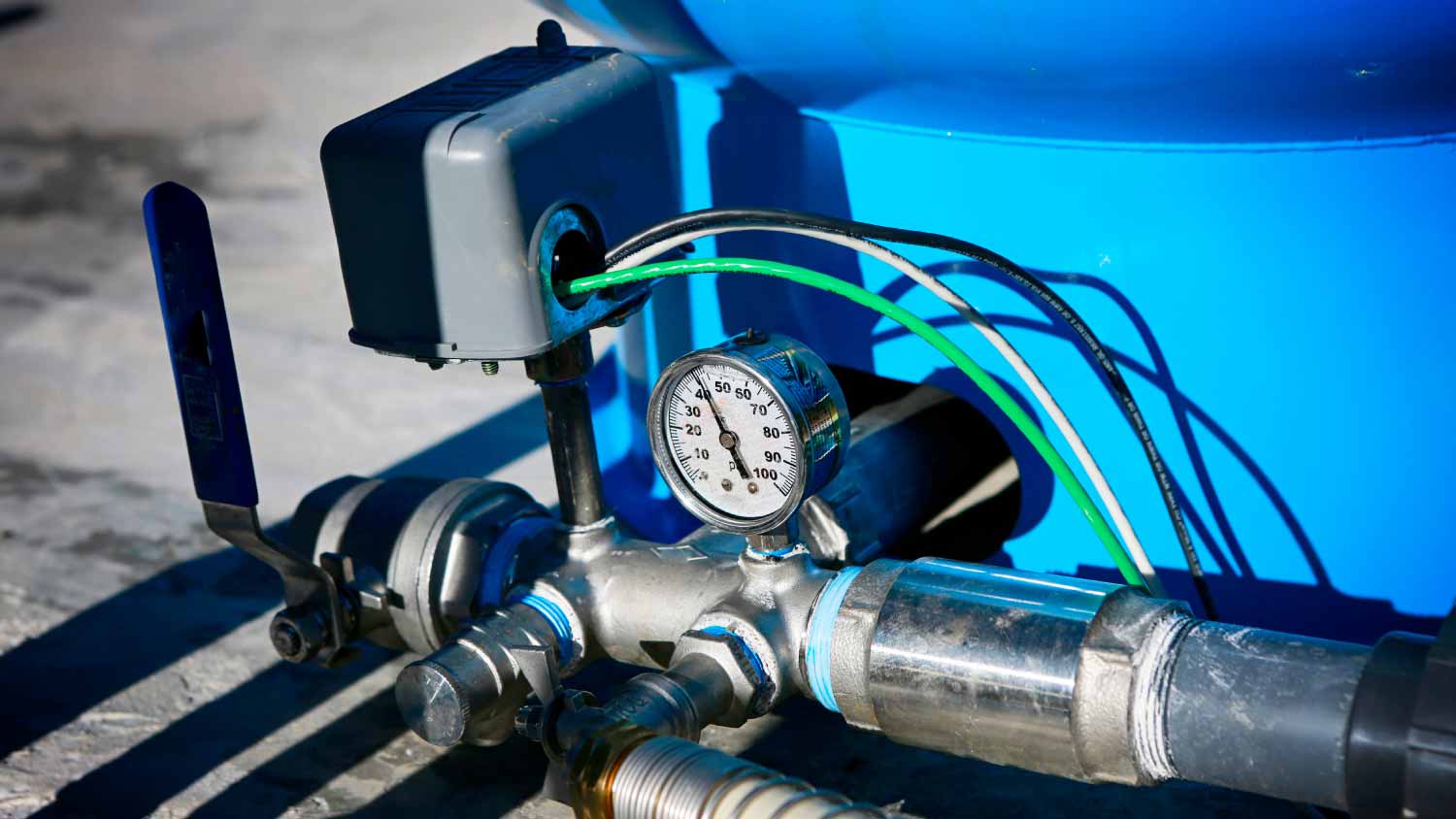 Water pressure gauge and storage tank