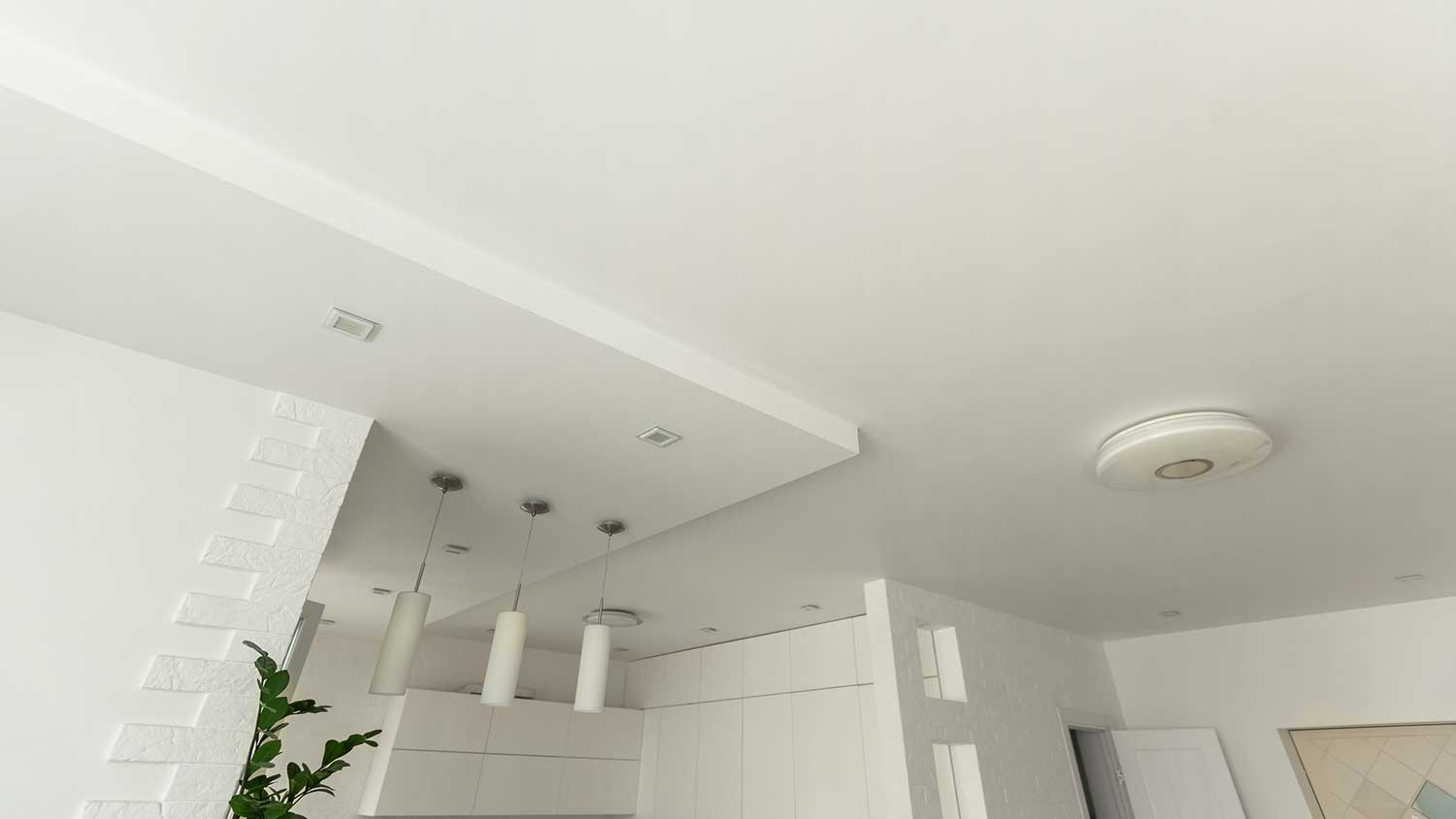 Living room with drywall ceiling and light fixtures