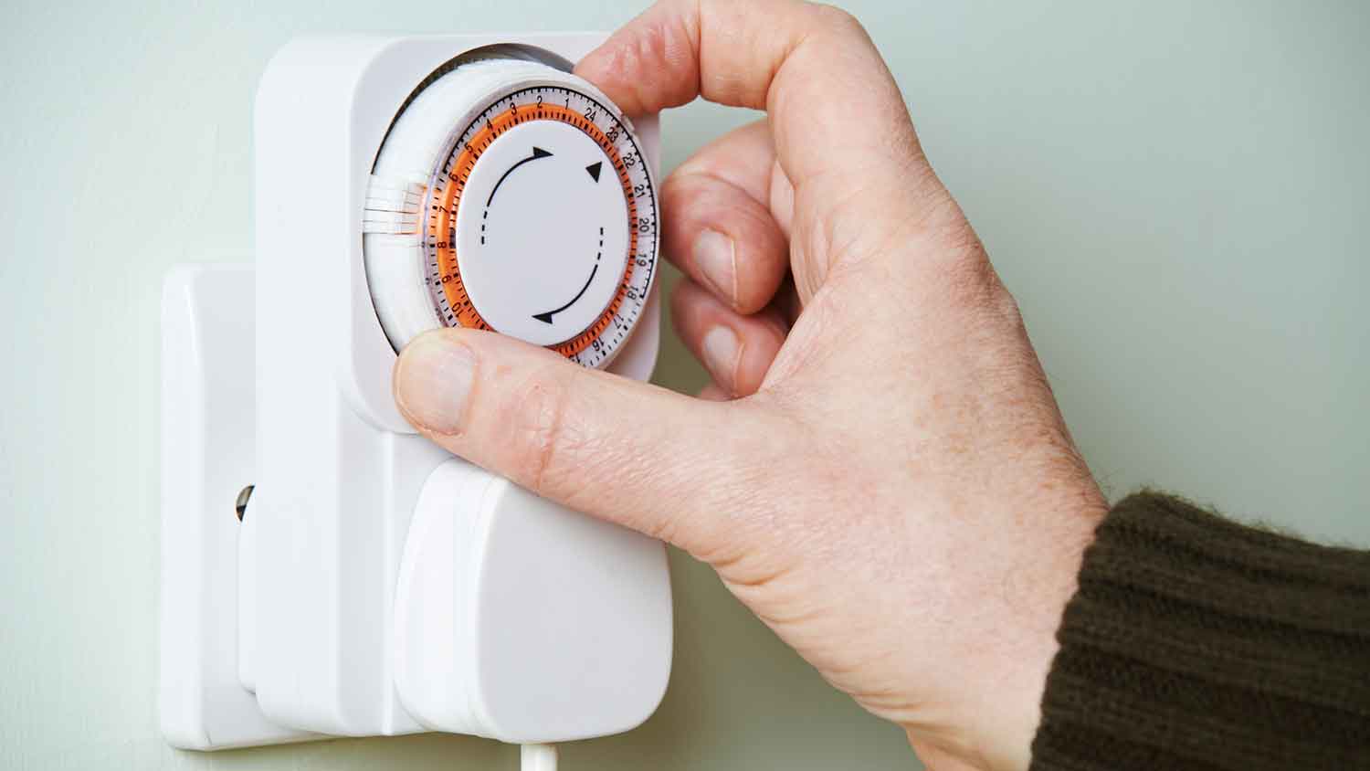 Setting time on a mechanical light timer