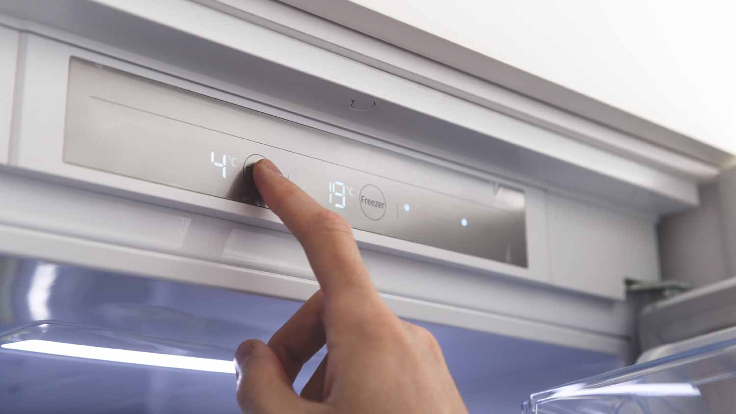 Man operating temperature of refrigerator