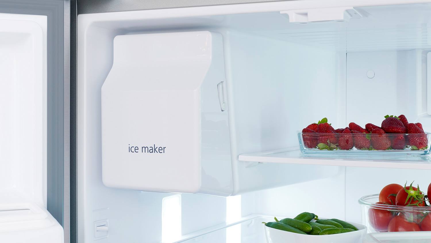 Automatic ice maker in refrigerator