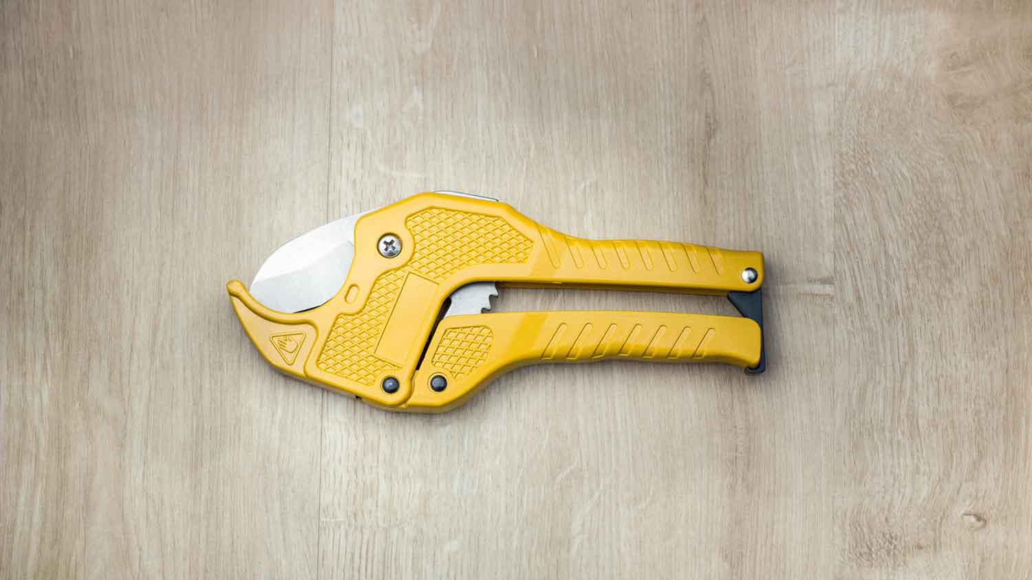 Pipe cutter to cut pex pipe