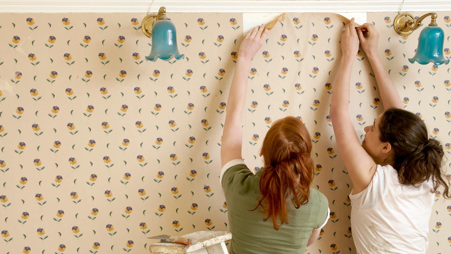 Friends beginning to remove wallpaper