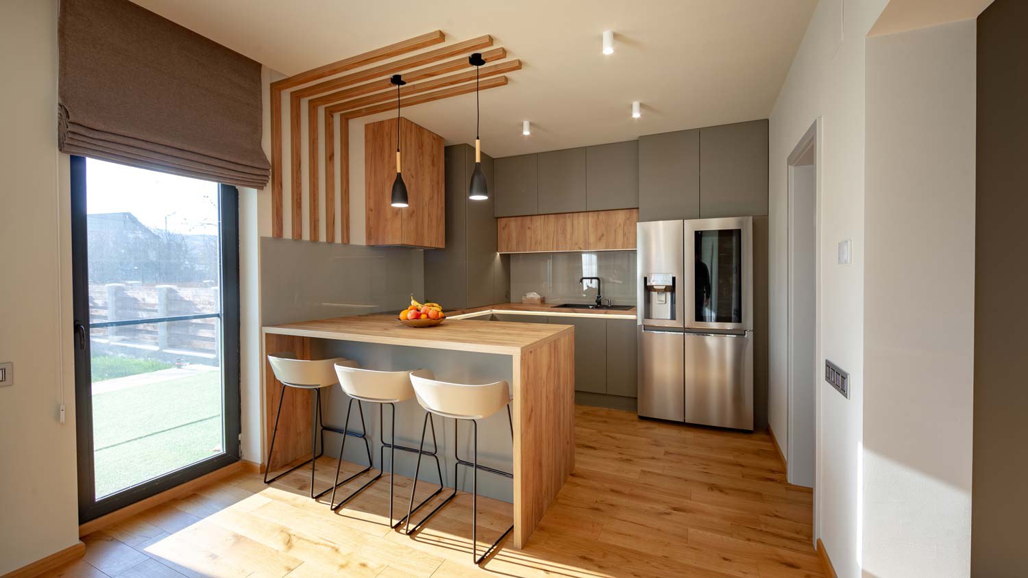 A large U-shaped kitchen with an island in the center of it