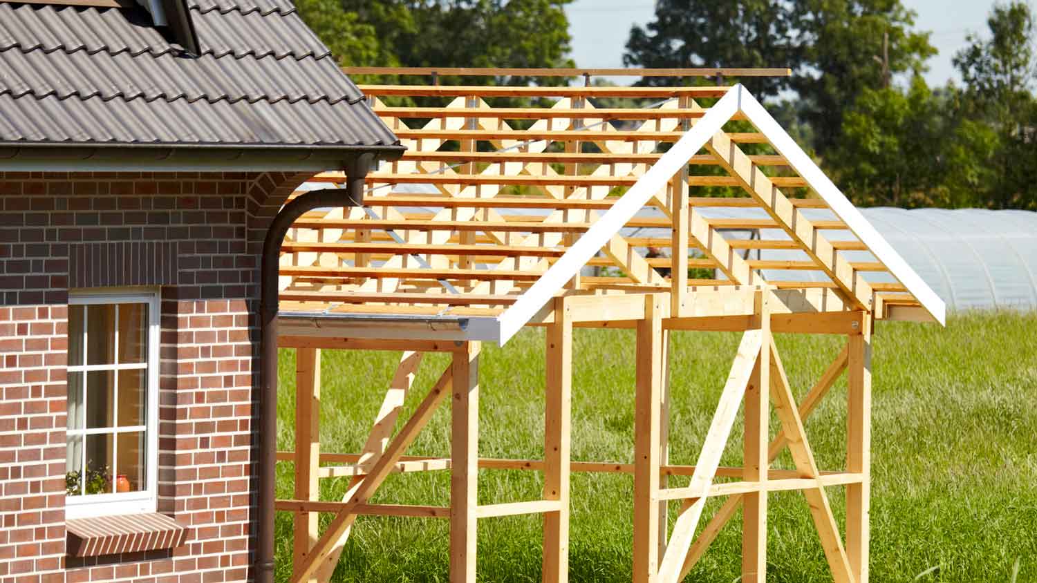 Construction of a detached garage next to a house