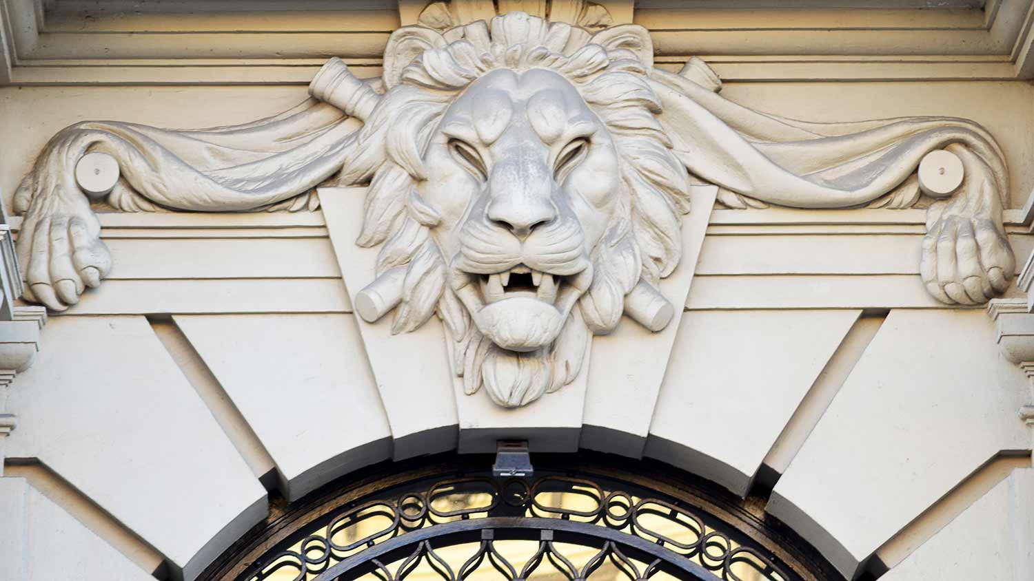 sculpture stylized keystone lion arch