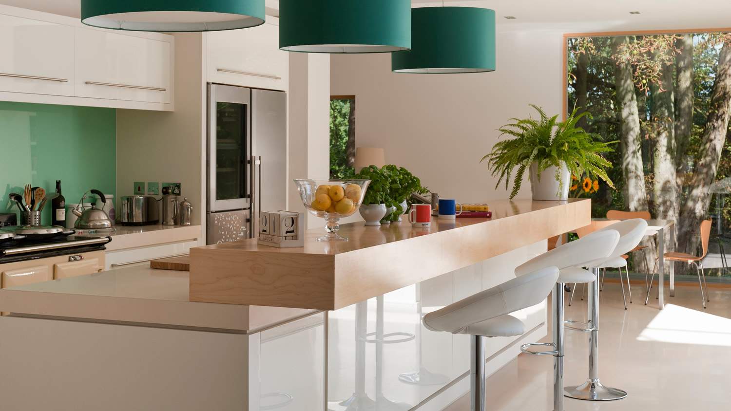 Raised kitchen surface with bar and stools