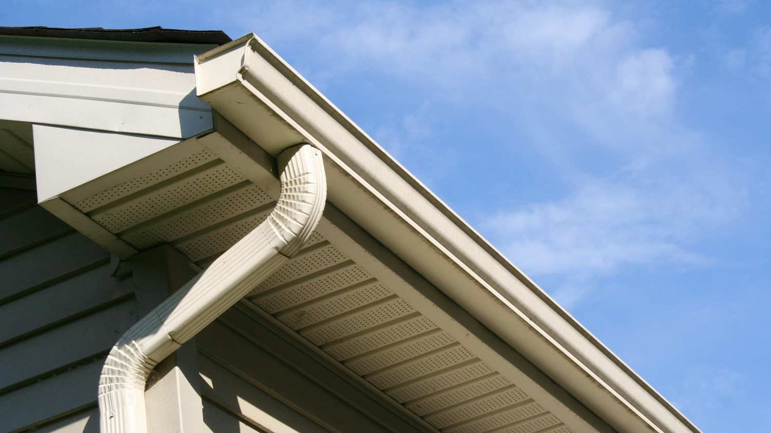 Aluminum gutter on house