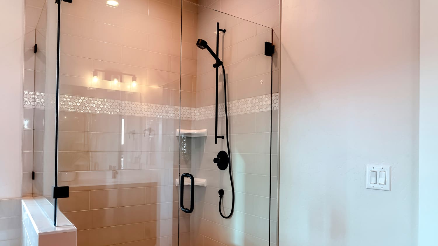 A sliding bar in a shower
