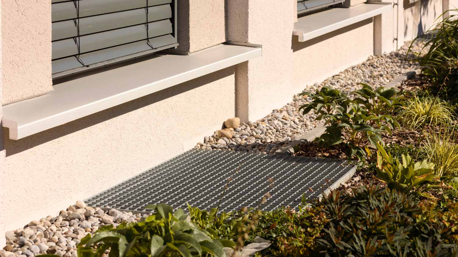 Drain floor along perimeter house