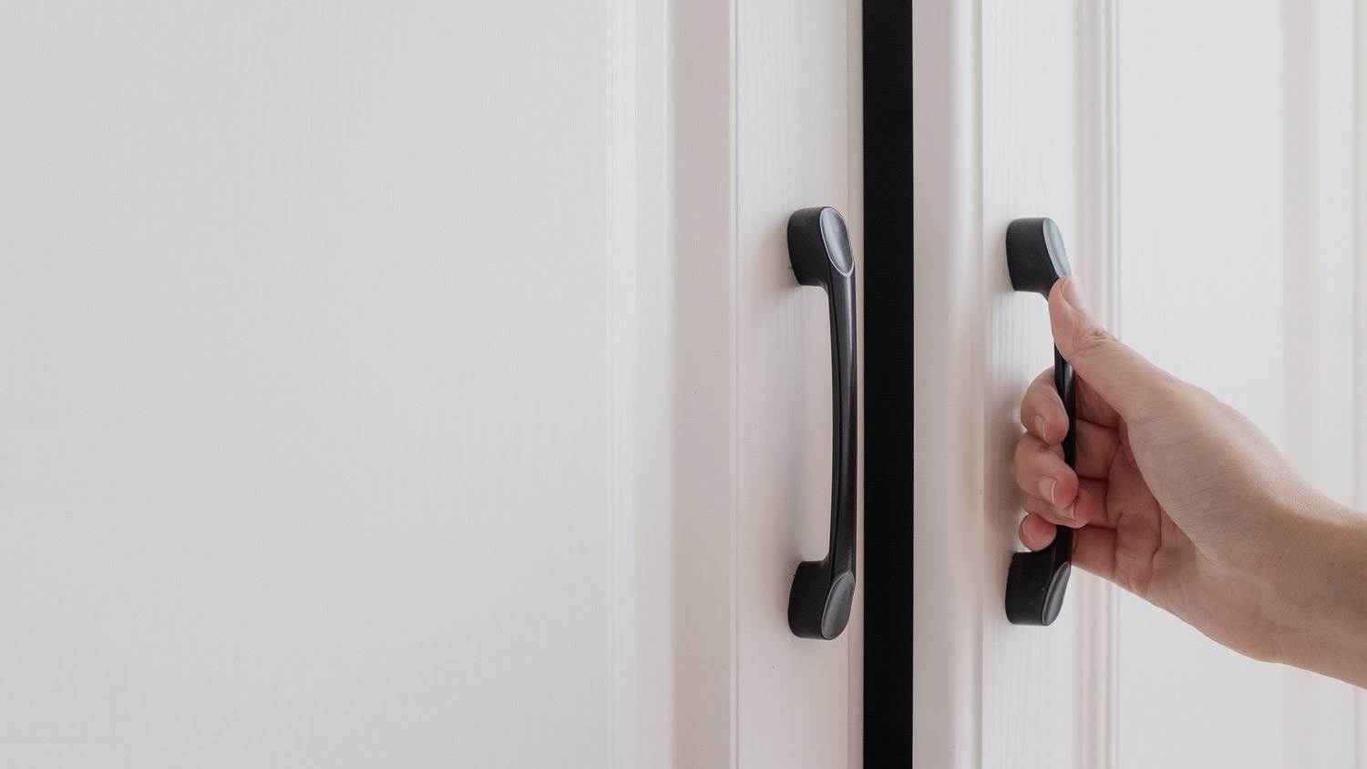 Kitchen cabinets with handle pulls