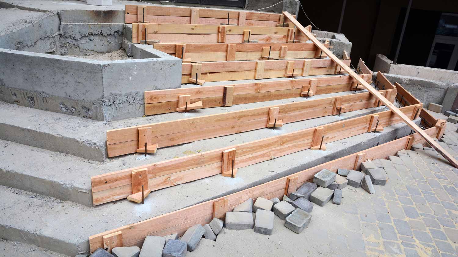 Constructing a concrete staircase by using wooden molding