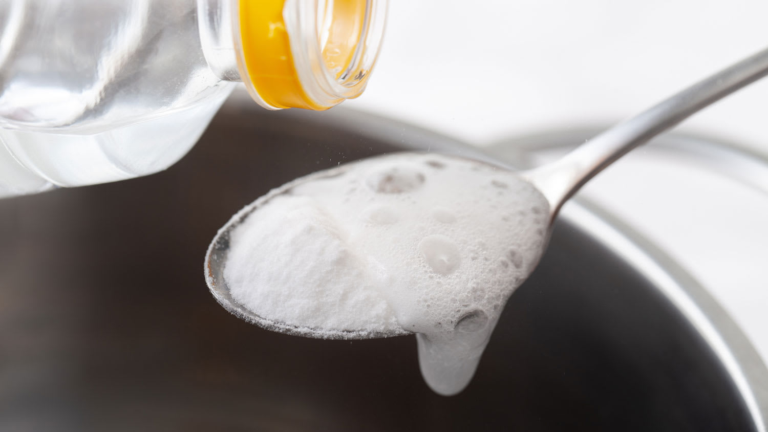 vinegar and baking soda cleaning solution