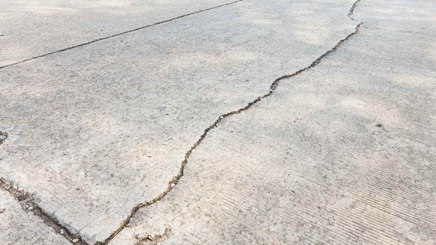 crack in cement driveway