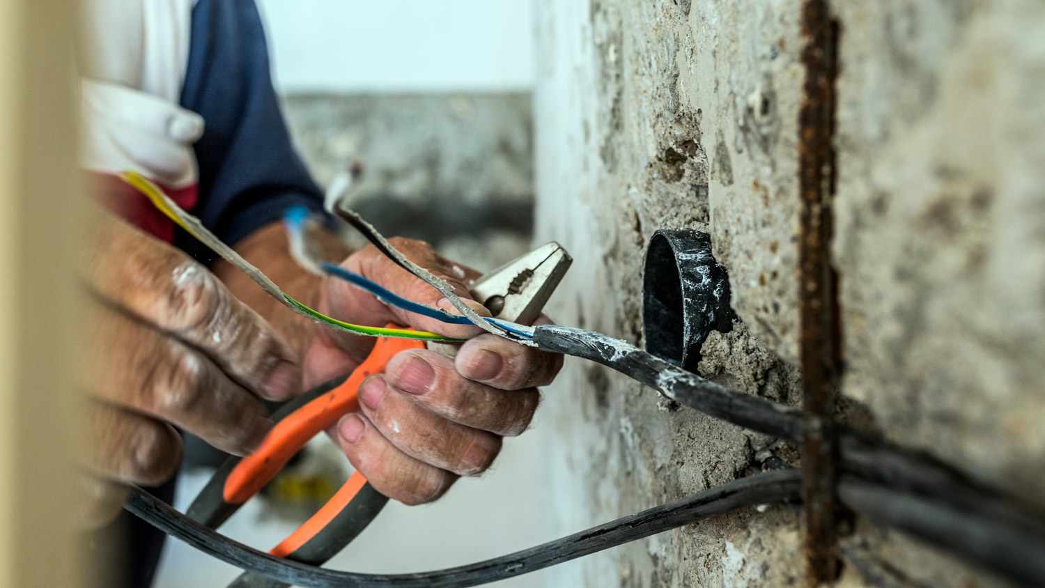 Hand striping the insulation of wires