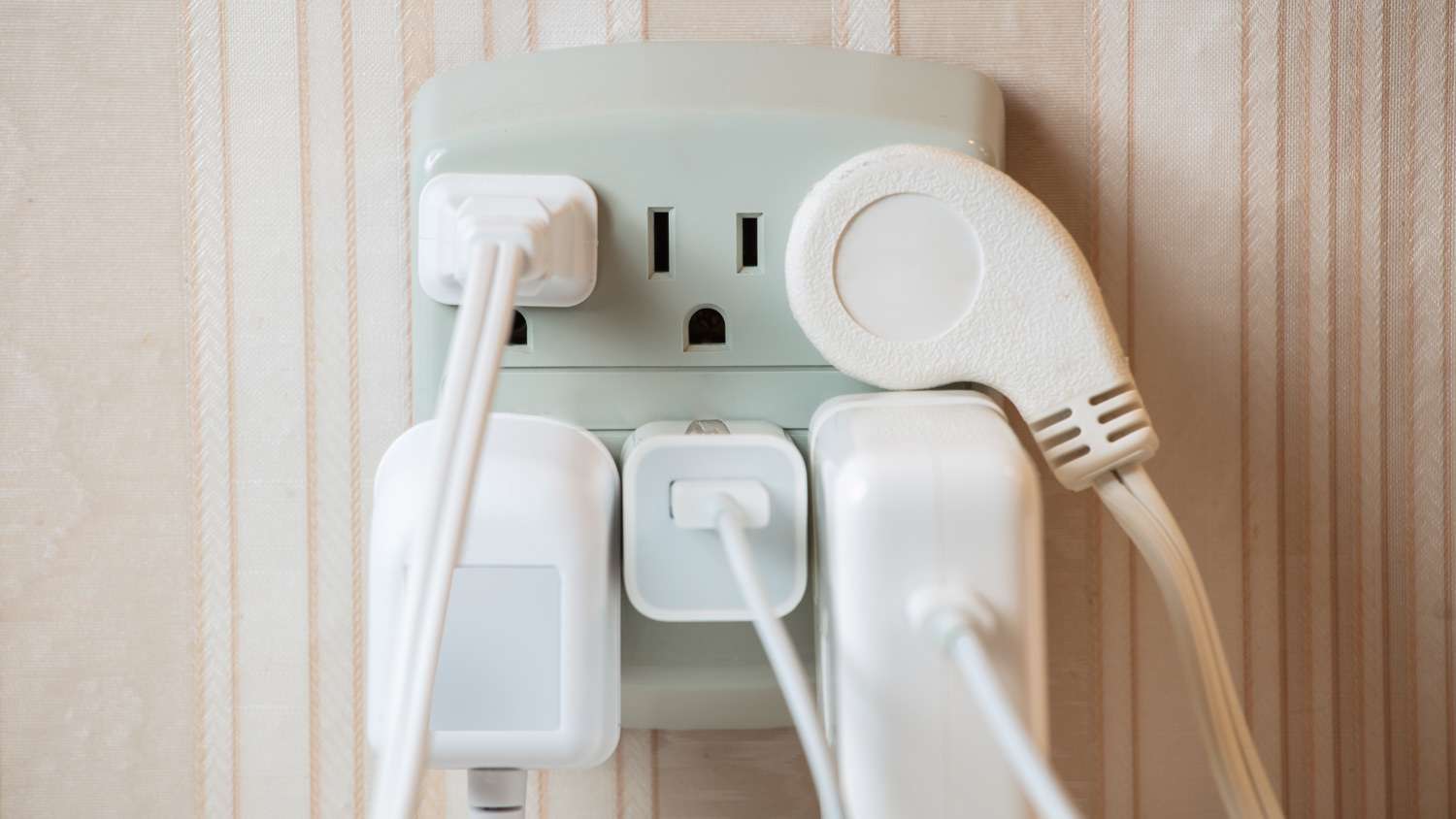 Electrical socket with multiple plugs