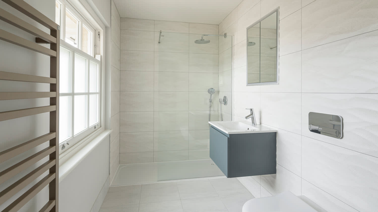 A luxurious minimal bathroom