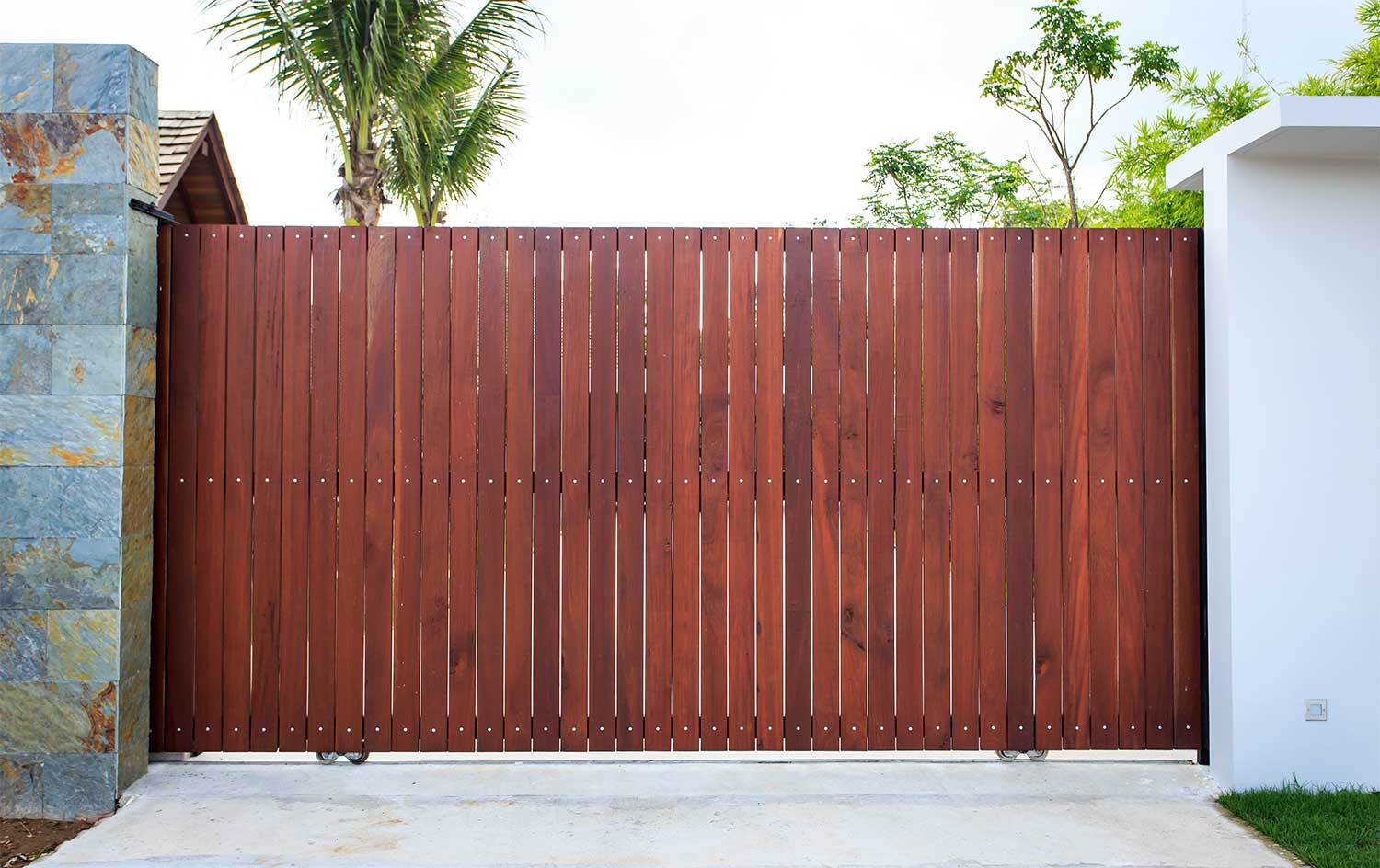 Automatic sliding wooden gate