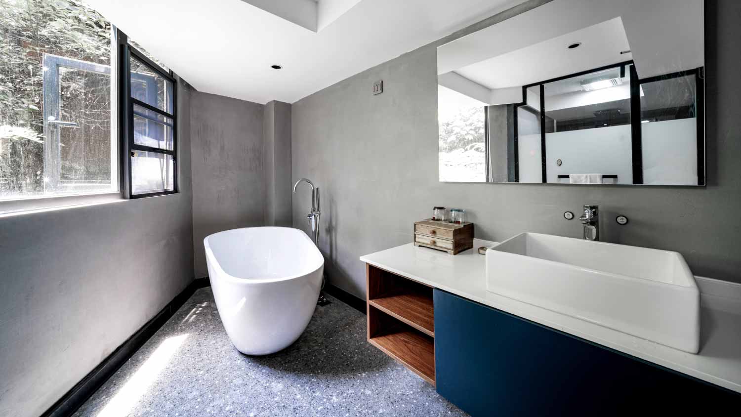 Bathtub and bathroom sink in the bathroom