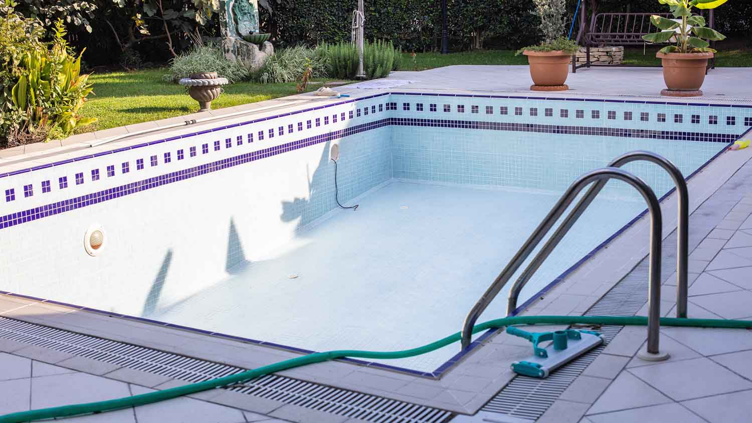 Backyard with a drained swimming pool