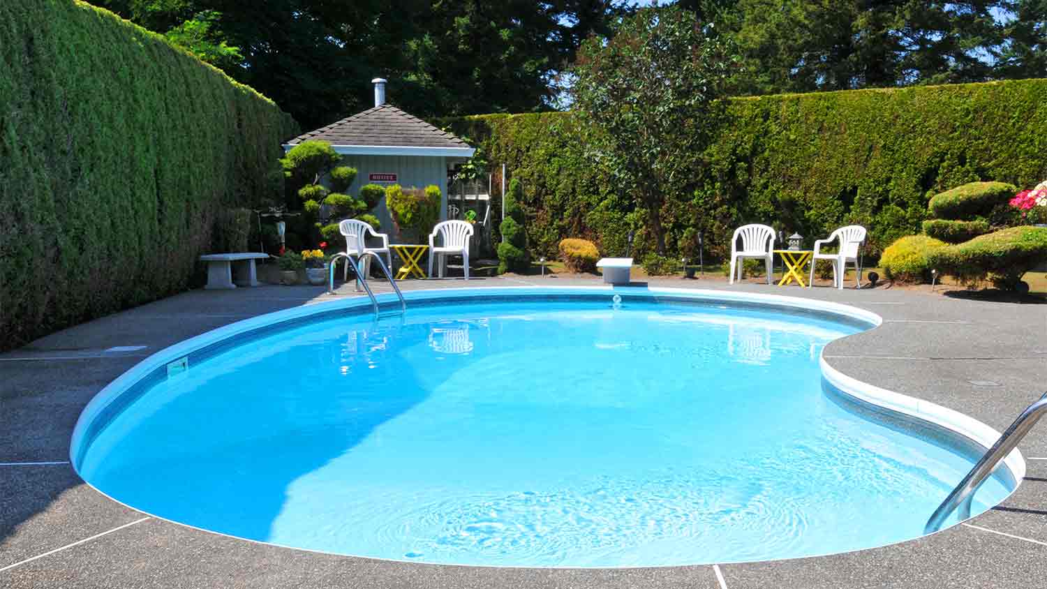 round backyard swimming pool